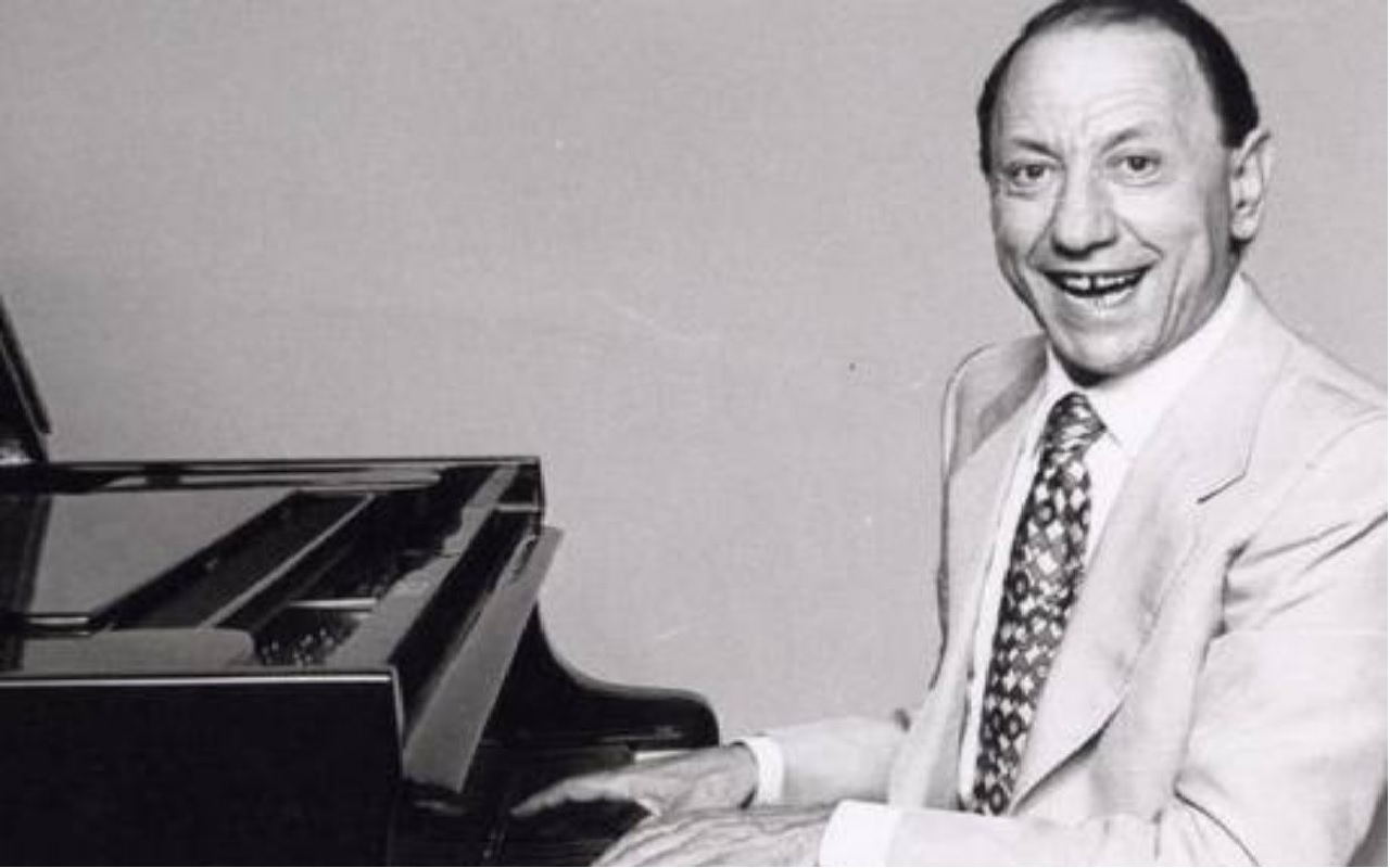 'O Sarracino: Il Fascino Eterno della Canzone di Renato Carosone