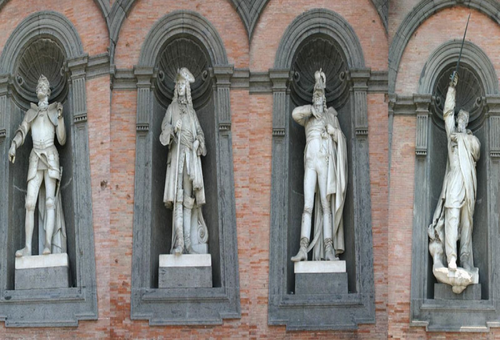 Le statue del Palazzo Reale di Napoli