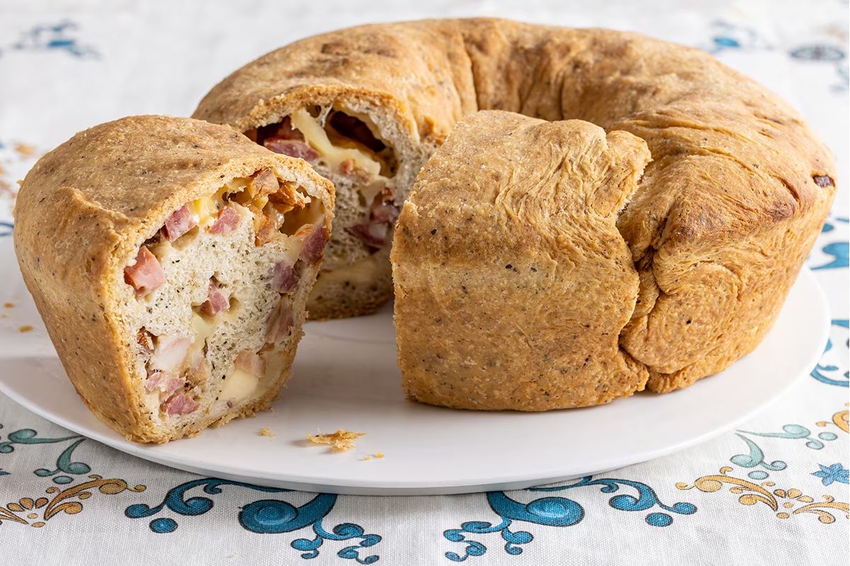 Casatiello napoletano