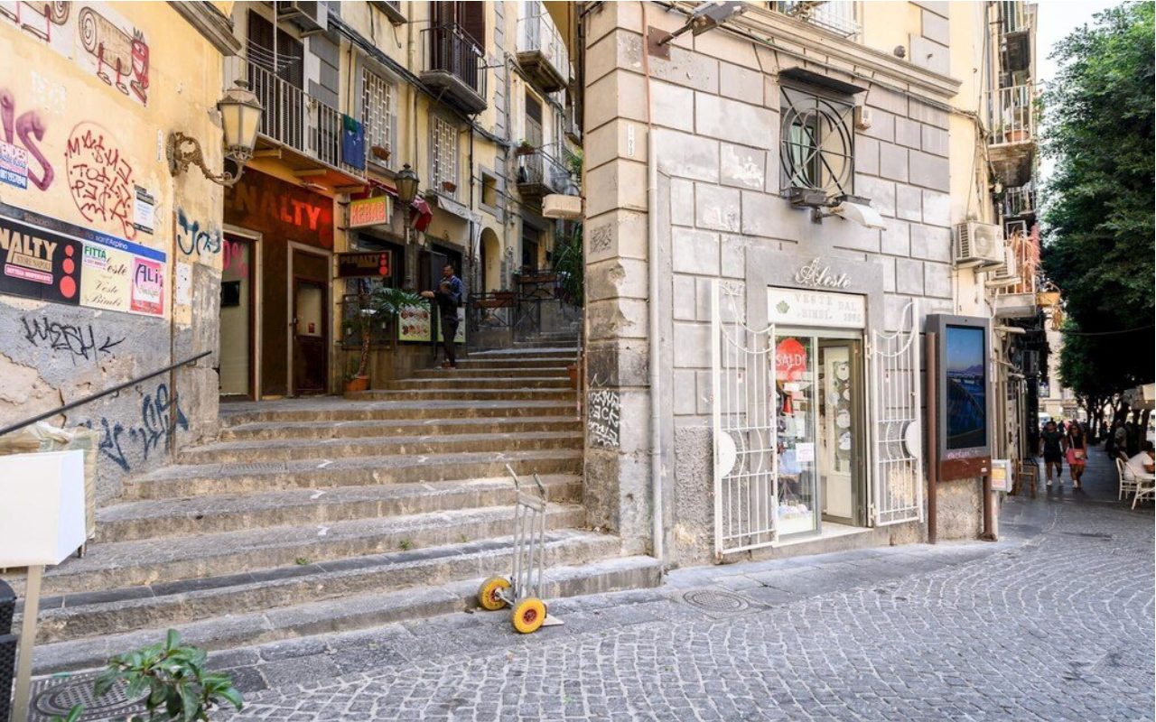 Scopri Vicoletto Sant'Arpino: Storia e Bellezze di Napoli