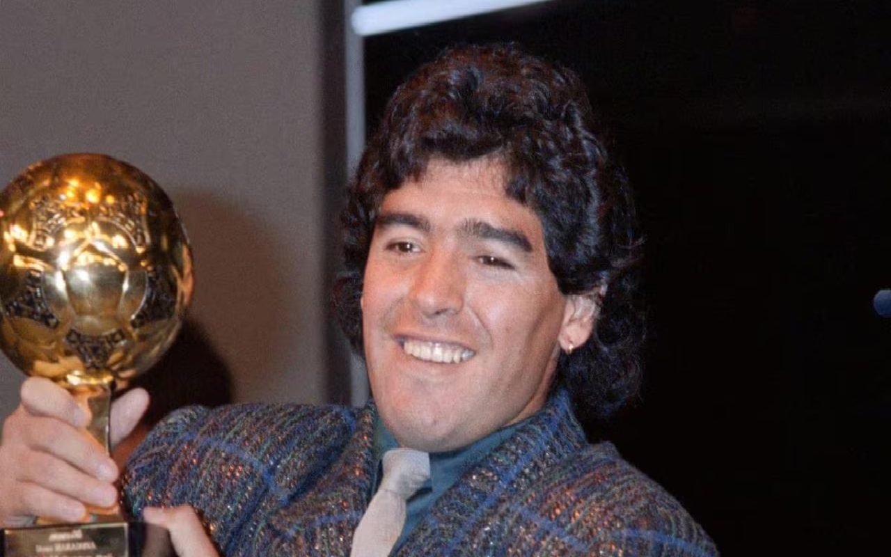 Il Pallone D'oro rubato a Maradona